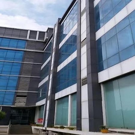 Avexia Premiere Agra Hotel Exterior photo