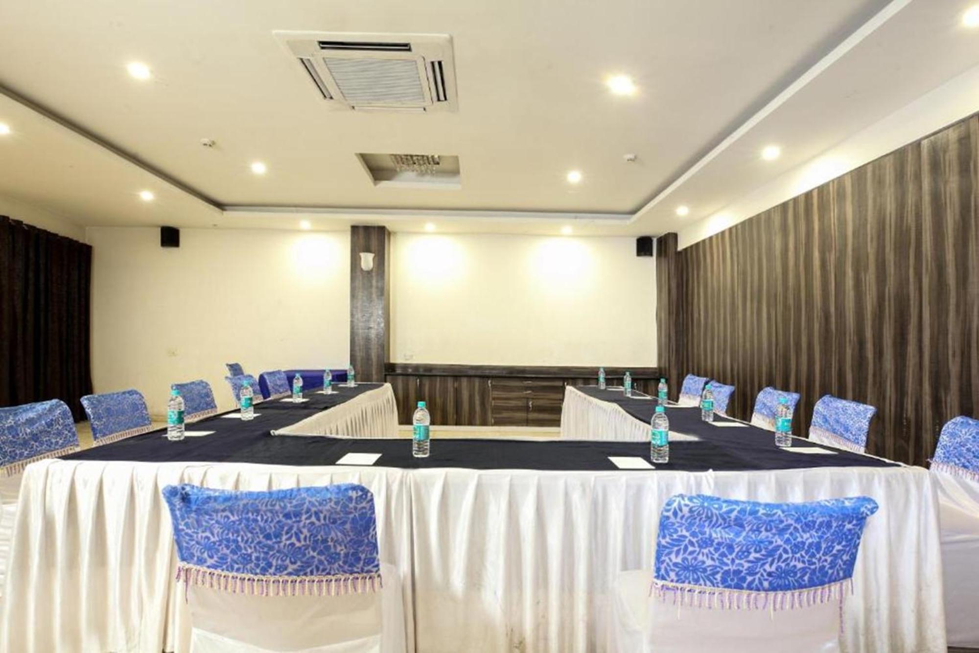 Avexia Premiere Agra Hotel Exterior photo