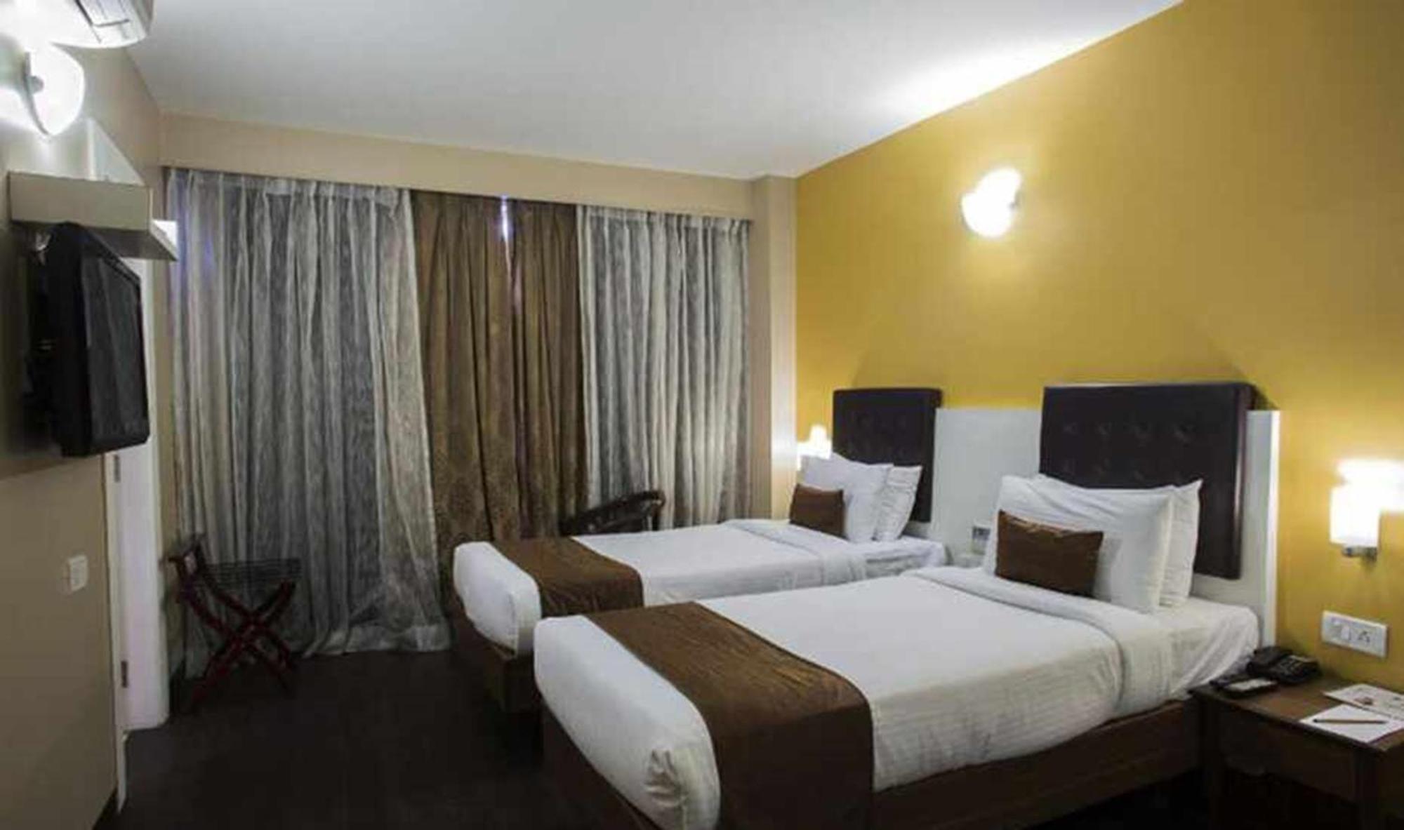 Avexia Premiere Agra Hotel Exterior photo